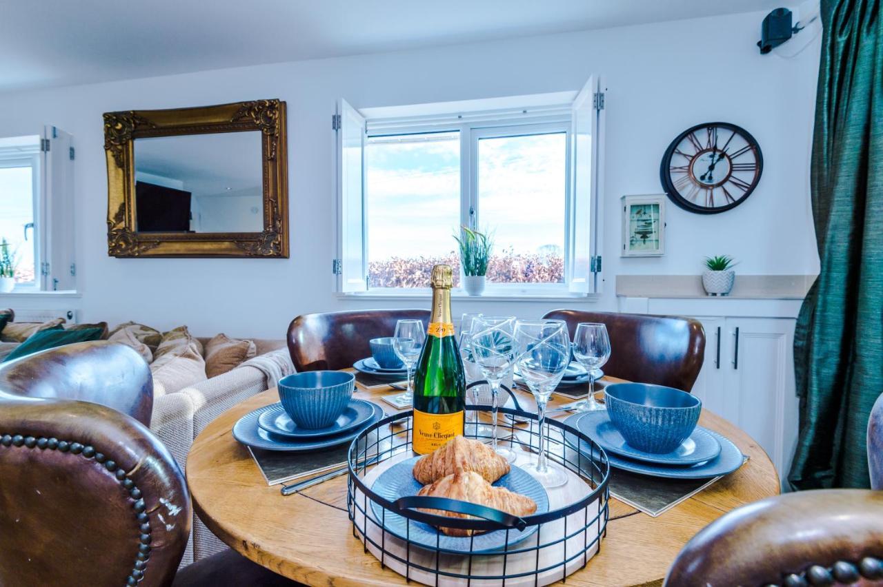 "Woodlands" By Greenstay Serviced Accommodation - Luxury 3 Bed Cottage In North Wales With Stunning Countryside Views & Parking - Close To Glan Clwyd Hospital - The Perfect Choice For Contractors, Business Travellers, Families And Groups Bodelwyddan Eksteriør bilde