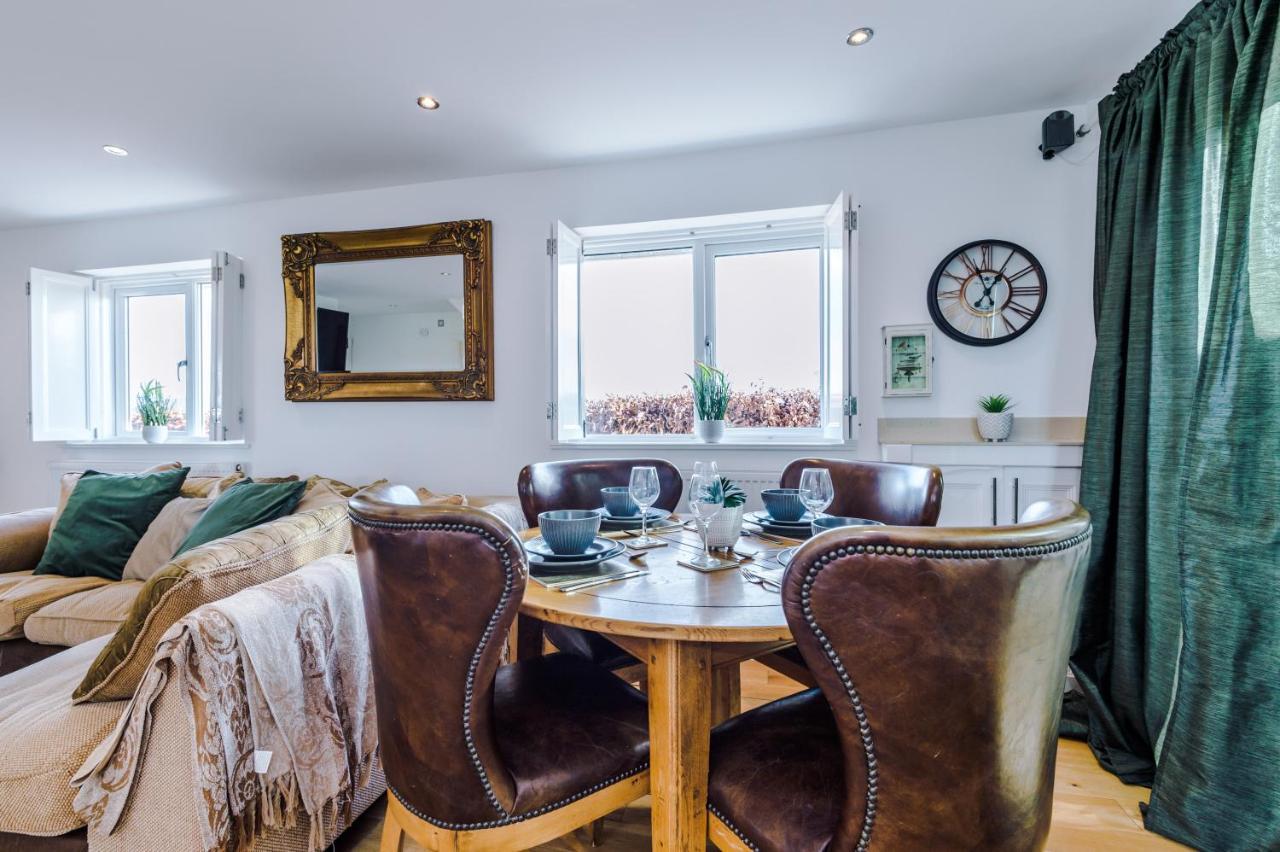"Woodlands" By Greenstay Serviced Accommodation - Luxury 3 Bed Cottage In North Wales With Stunning Countryside Views & Parking - Close To Glan Clwyd Hospital - The Perfect Choice For Contractors, Business Travellers, Families And Groups Bodelwyddan Eksteriør bilde